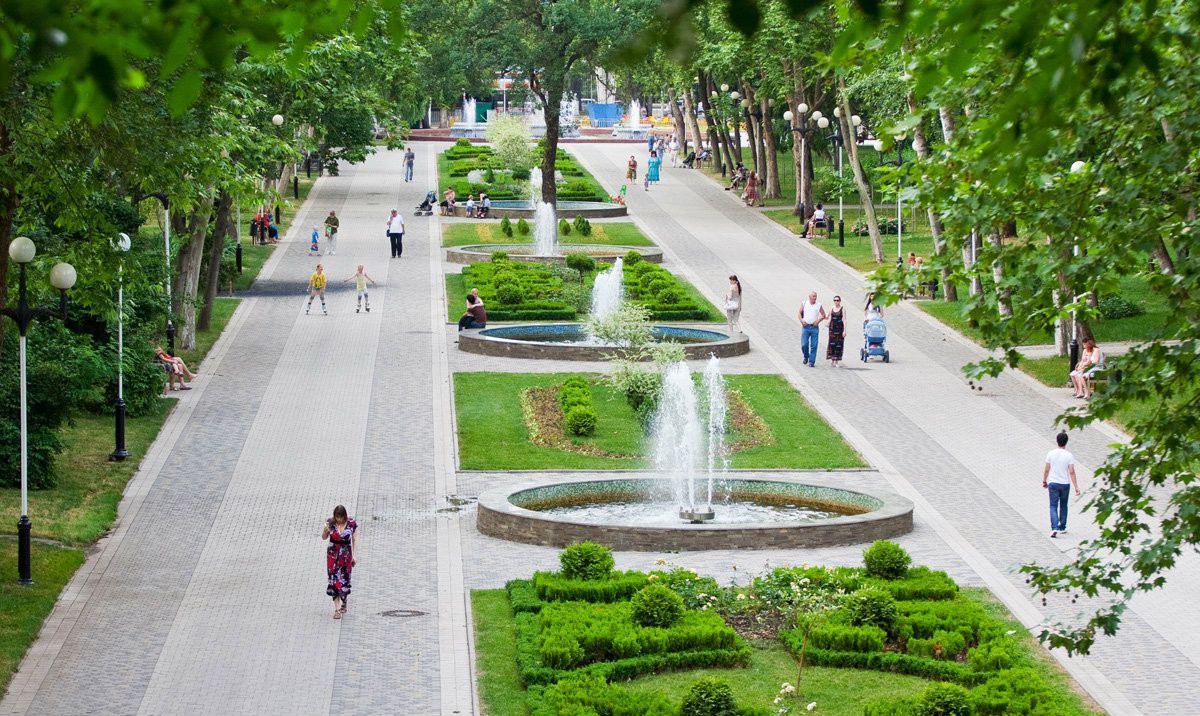 В парках Краснодара детей покатают на аттракционах бесплатно